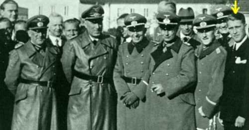 Лидеры нацисткой Германии. Желтой стрелкой отмечен Вернер фон Браун