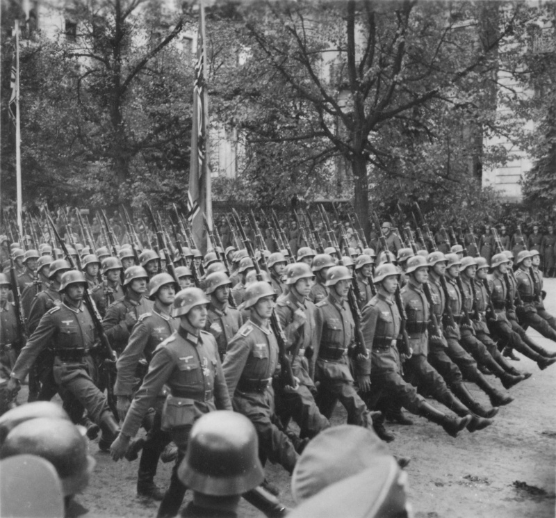 Марш немцев по улицам оккупированной Варшавы
