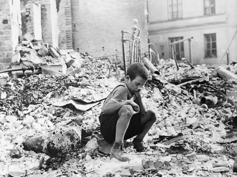 Польский мальчик на руинах своего дома