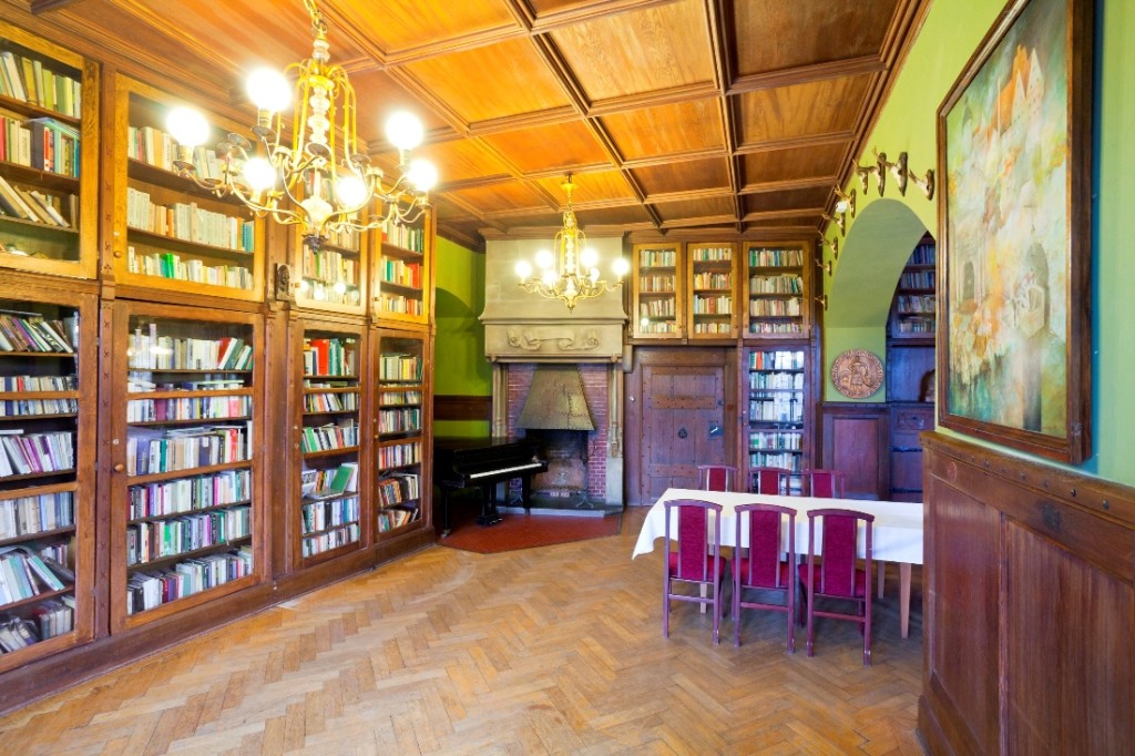 Библиотека в замке Чоха, Польша