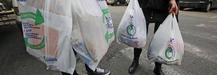 С 1 сентября в Польше поднимутся в цене пластиковые пакеты