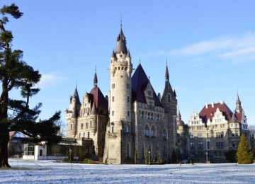 Мошненский замок в Польше