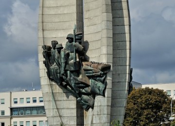 Поправки к закону «о декоммунизации»: памятники Советским солдатам снесут в Польше
